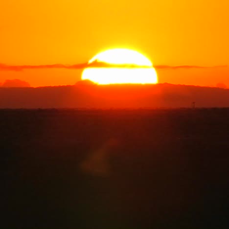 Die-Sonne-Geht-Am-Horizont-Hinter-Niedrigen-Hügeln-Auf