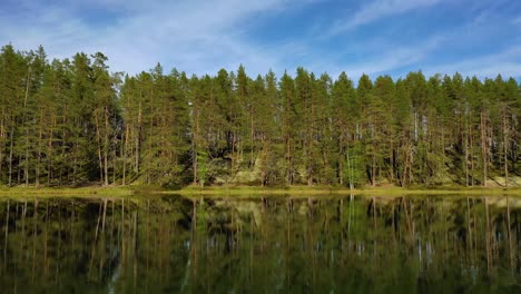 Vista-Aérea-Del-Lago-Y-El-Bosque-En-Finlandia.-Hermosa-Naturaleza-De-Finlandia.