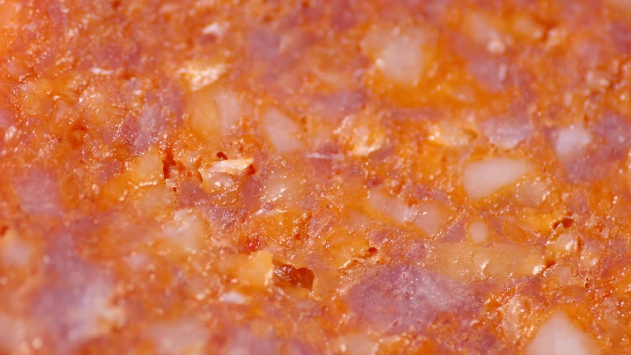 las rebanadas de salami sabrosos giran lentamente.