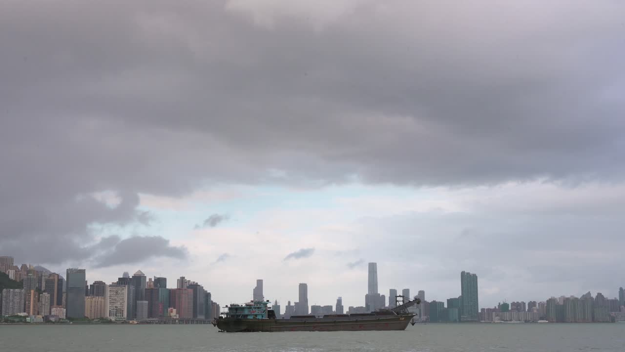 se ve un barco en la costa mientras una severa tormenta de tifón tropical da un descanso temporal que sostuvo vientos de 63 millas y dañó la ciudad de hong kong