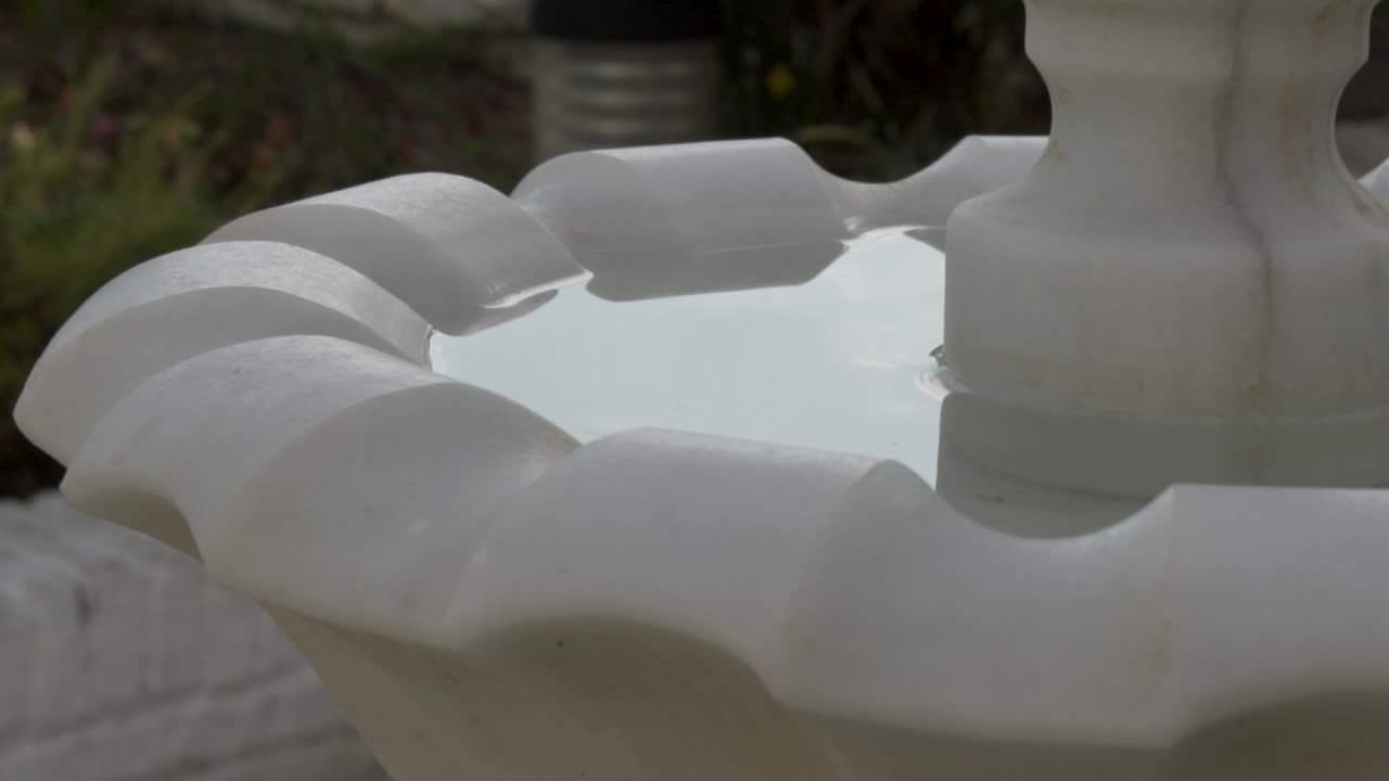 todavía agua en el plato de una antigua fuente en granada, españa