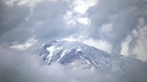 lapso de tiempo de nubes flotando sobre montañas nevadas