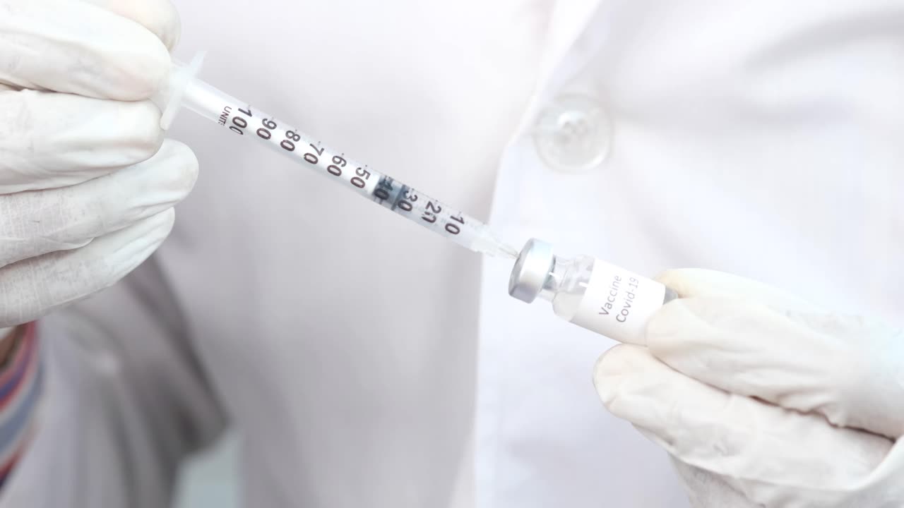 covid-19 ワクチンを接種する医師