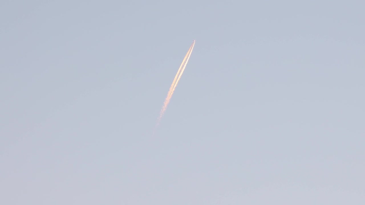 Un avion à réaction monte à pleine puissance dans le ciel, laissant une traînée de mouvement spectaculaire derrière lui, capturant la vitesse, l'altitude, la puissance et l'action cinématographique de l'aviation