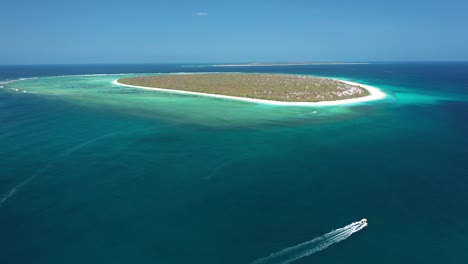 Excelente-Toma-Aérea-De-Un-Pequeño-Bote-Que-Viaja-Cerca-De-Las-Islas-Rote-De-Indonesia