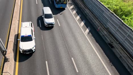 vehículos que se desplazan a lo largo de una autopista de varios carriles