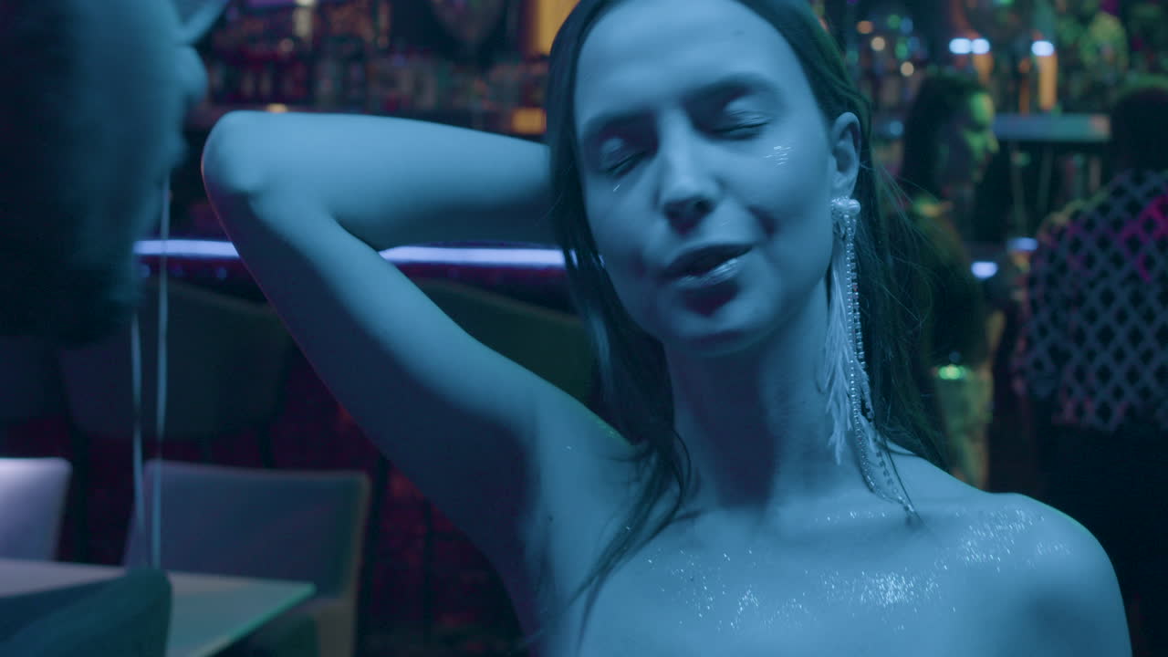 파티에서 춤을 추는 친구들