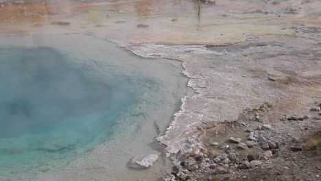 El-Vapor-Se-Eleva-Desde-Una-Piscina-Geotérmica-En-El-Parque-Nacional-De-Yellowstone-1