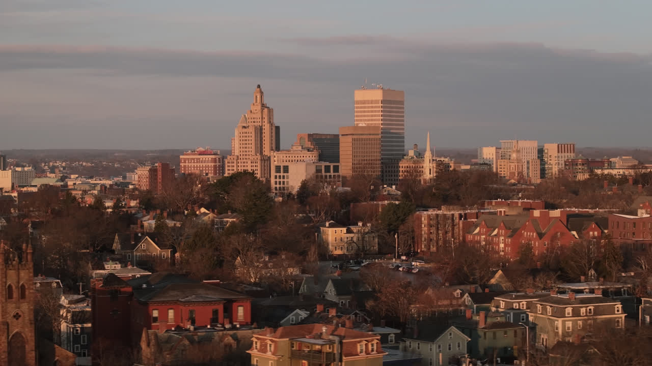Providence, Rhode Island ved soloppgang. Skutt fra et droneperspektiv en høstmorgen.