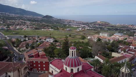 alte antike mittelalterliche kirche auf der kanarischen insel teneriffa, spanien. luftaufnahmen des kleinen dorfes puerto de la cruz