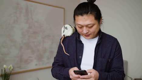 hombre usando teléfono con mascotas