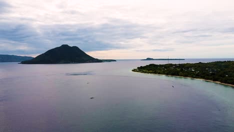 Drone-Aéreo-De-Isla-Tropical-Indonesia,-Costa-Y-Hermosa-Vista-Al-Mar-En-La-Isla-Alor,-Este-De-Nusa-Tenggara,-Indonesia