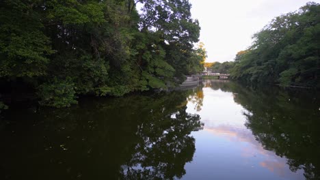 El-Parque-Shakuji-En-Tokio-Es-Un-Lugar-Ideal-Para-Descansar-Y-Pasear-Por-Sus-Lagos