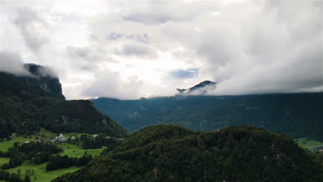 Unberührtes-Dorf-In-üppiger-Alpenlandschaft