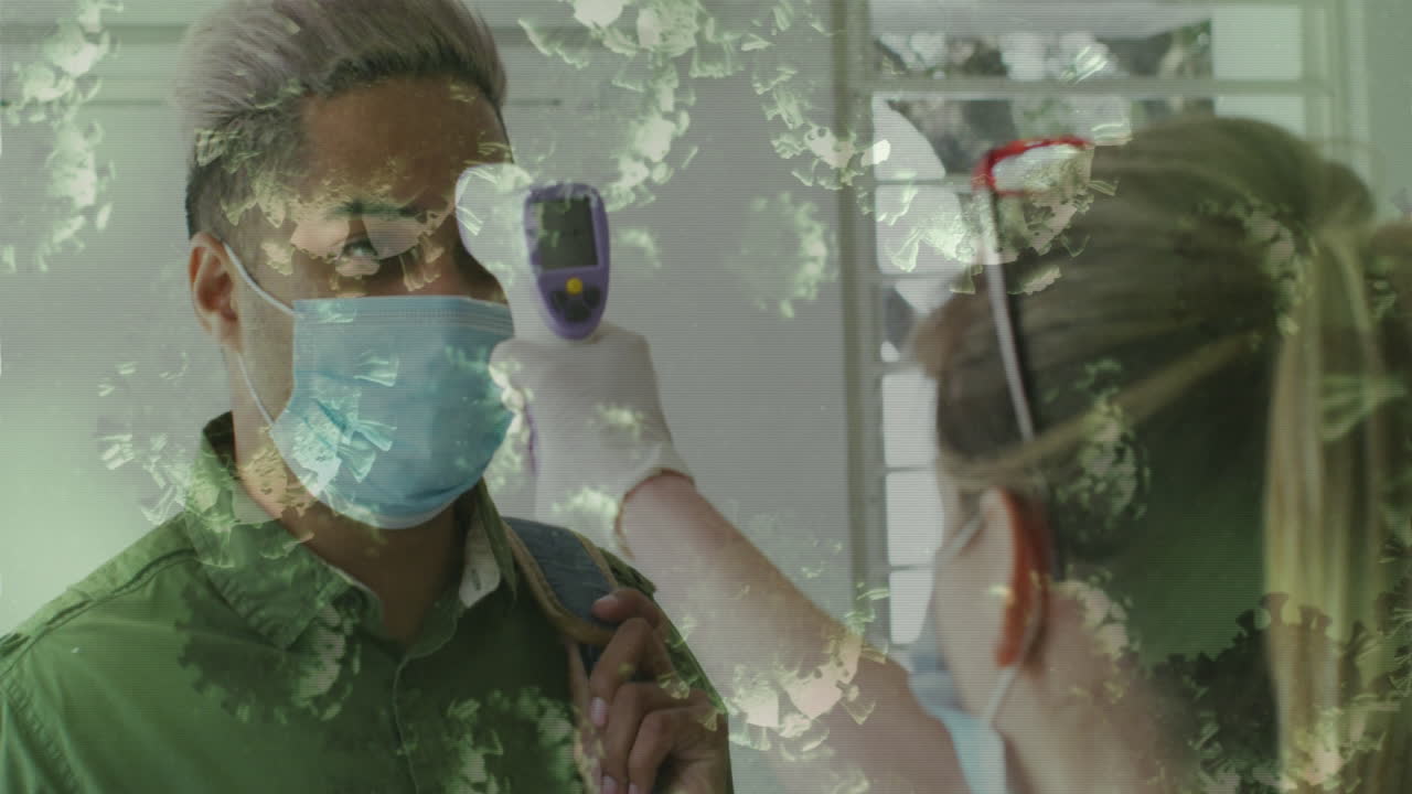 코로나19 세포가 위에 떠다니는 애니메이션 여성이 남자의 온도를 확인하고 있습니다.