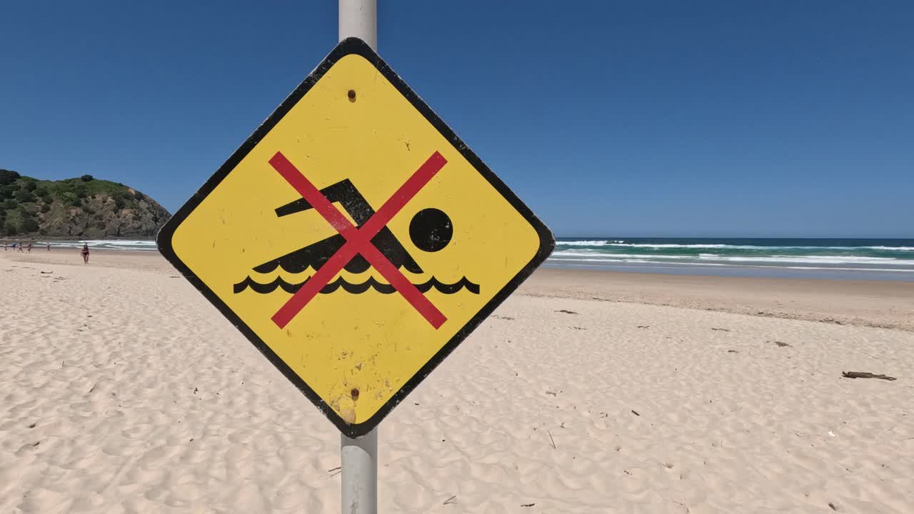 노란색 표지판은 위험으로 인해 수영을 금지하는 경고 표지판입니다.