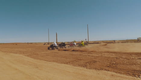 Atv-Racers-Despegando-De-La-Línea-De-Partida-En-La-Ciudad-De-California