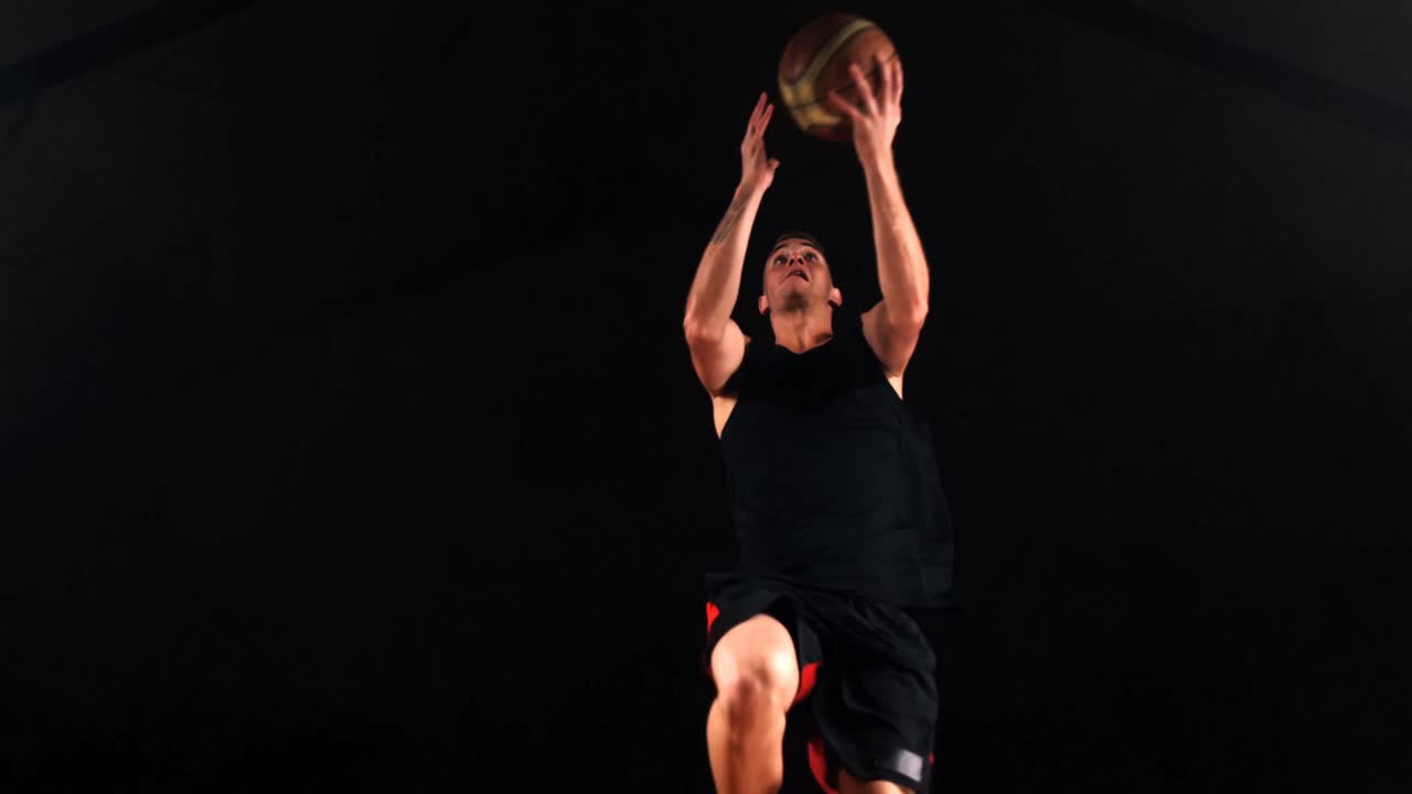 deportista jugando al baloncesto