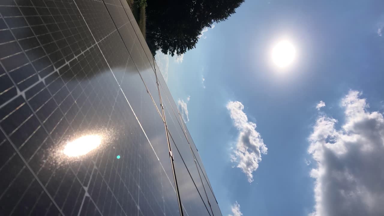 lapso de tiempo del sistema fotovoltaico del panel solar de las nubes que pasan por el cielo que cubre el sol