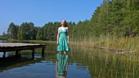 Eine-Junge-Frau,-Die-Allein-Im-Seewasser-Steht-Und-Die-Sonne-Und-Das-Sommerwetter-Genießt