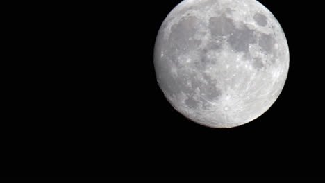 lapso de tiempo de la luna llena iluminada que sube rápidamente en el cielo nocturno