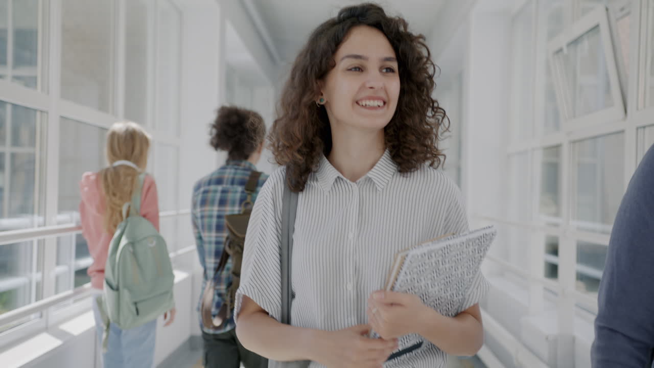 Studenti che camminano nel corridoio di una scuola