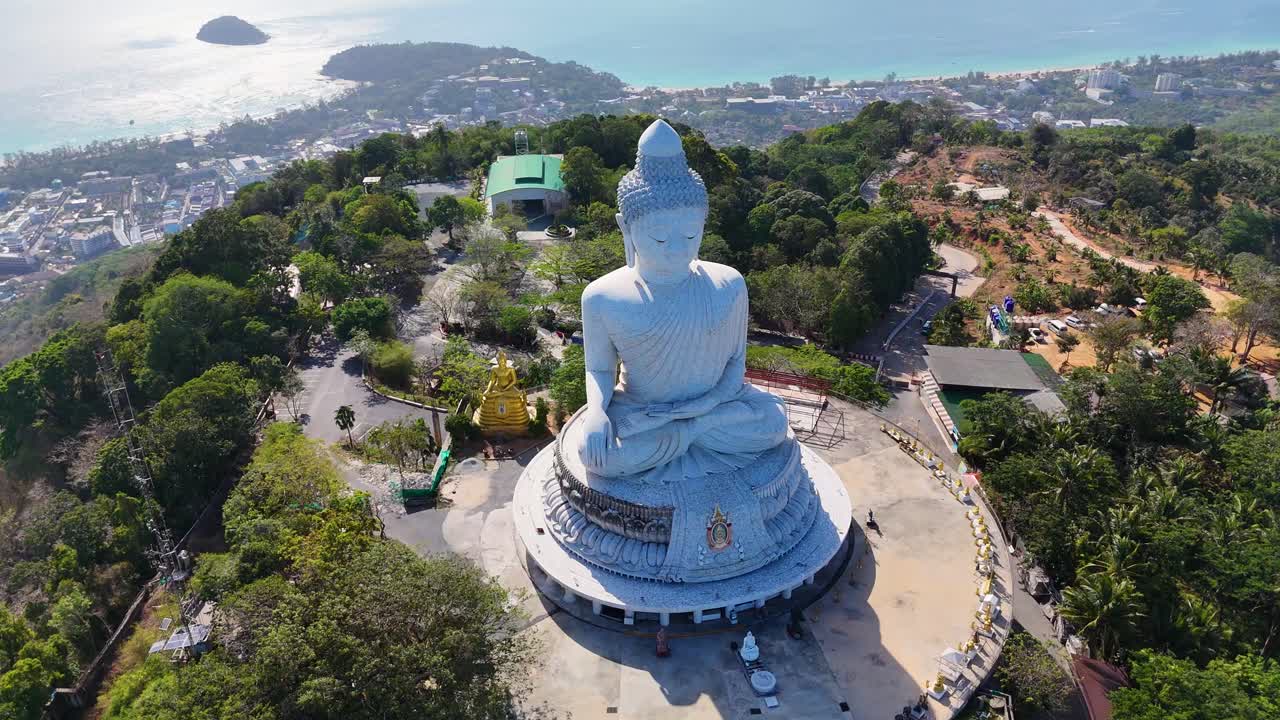 las imágenes de drones capturan la serena estatua del gran buda con vistas a los exuberantes paisajes y el mar en phuket, tailandia
