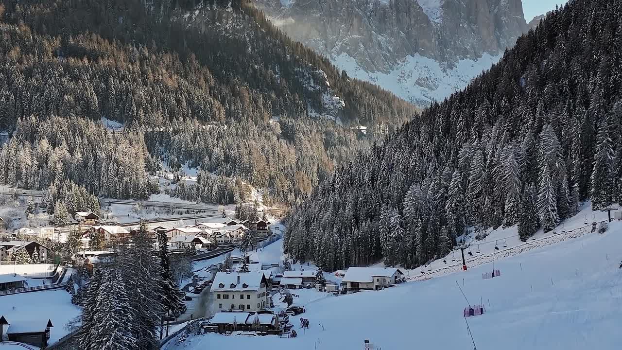 Montagne sulle Alpi mostrano il paesaggio innevato in Italia