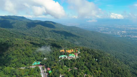 Panorama-Drohnenansicht-Des-Buddhistischen-Tempels-Wat-Phra-That-Doi-Suthep-In-Chiang-Mai,-Thailand