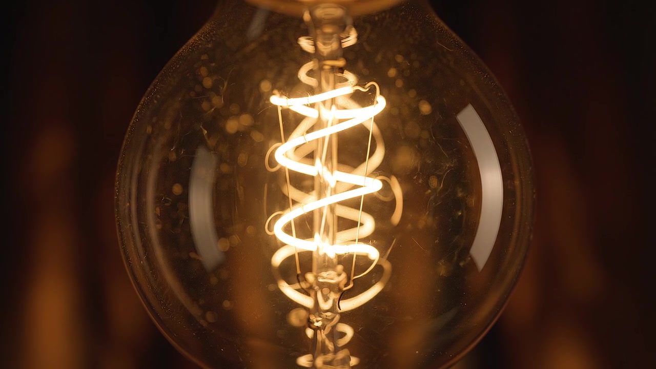 Filamento espiral brilhante dentro de uma lâmpada Edison vintage.