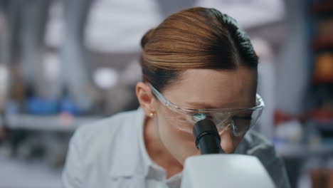 especialista en biotecnología que desarrolla medicamentos sosteniendo un tubo de ensayo de cerca.