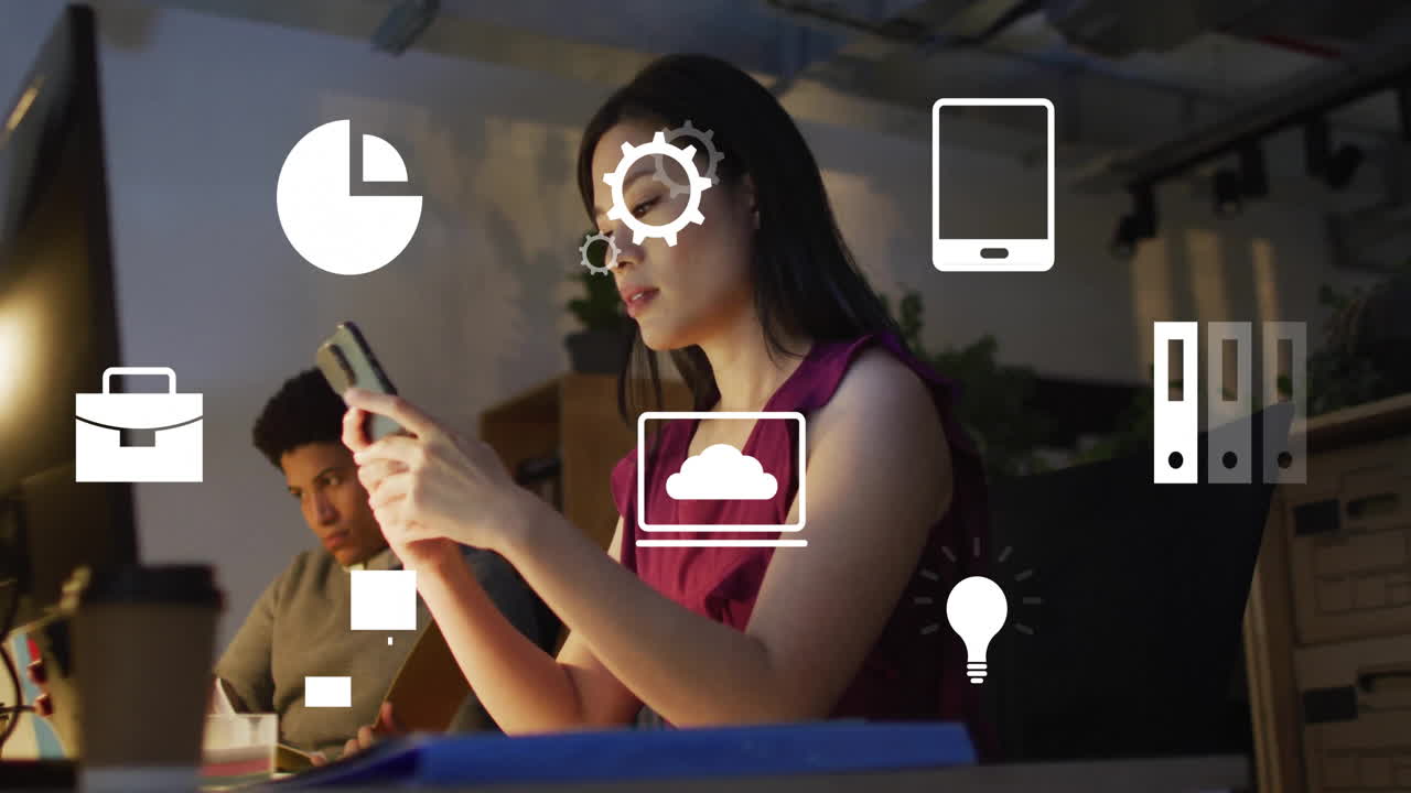 animación de iconos de aplicaciones informáticas sobre mujer de negocios asiática usando teléfono inteligente en la oficina