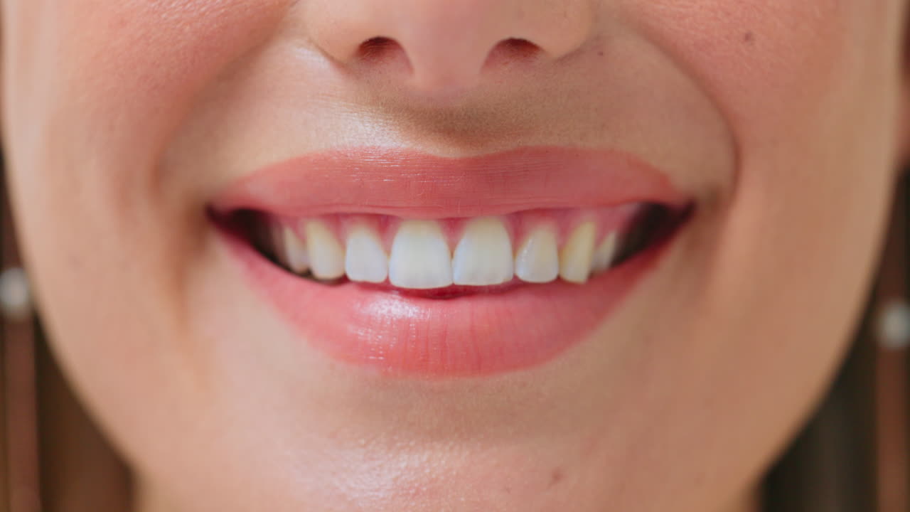 feliz, dientes y sonrisa de primer plano de una mujer