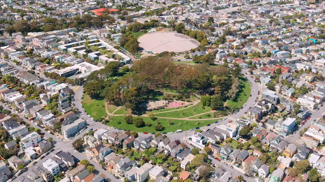 홀리 파크 (holly park), 샌프란시스코 (san francisco) 의 공중 풍경 (aerial view) 은 원형 언덕 꼭대기 정원과 주변 도시 풍경을 둘러싸고 있다.