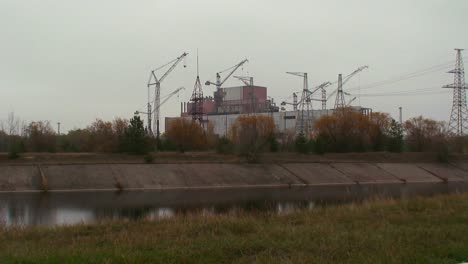 la destrucción rodea el reactor nuclear de chernobyl en ucrania