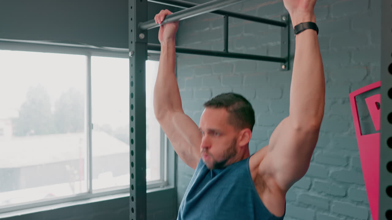 fitness, ejercicio y hombre en el gimnasio con un pull up