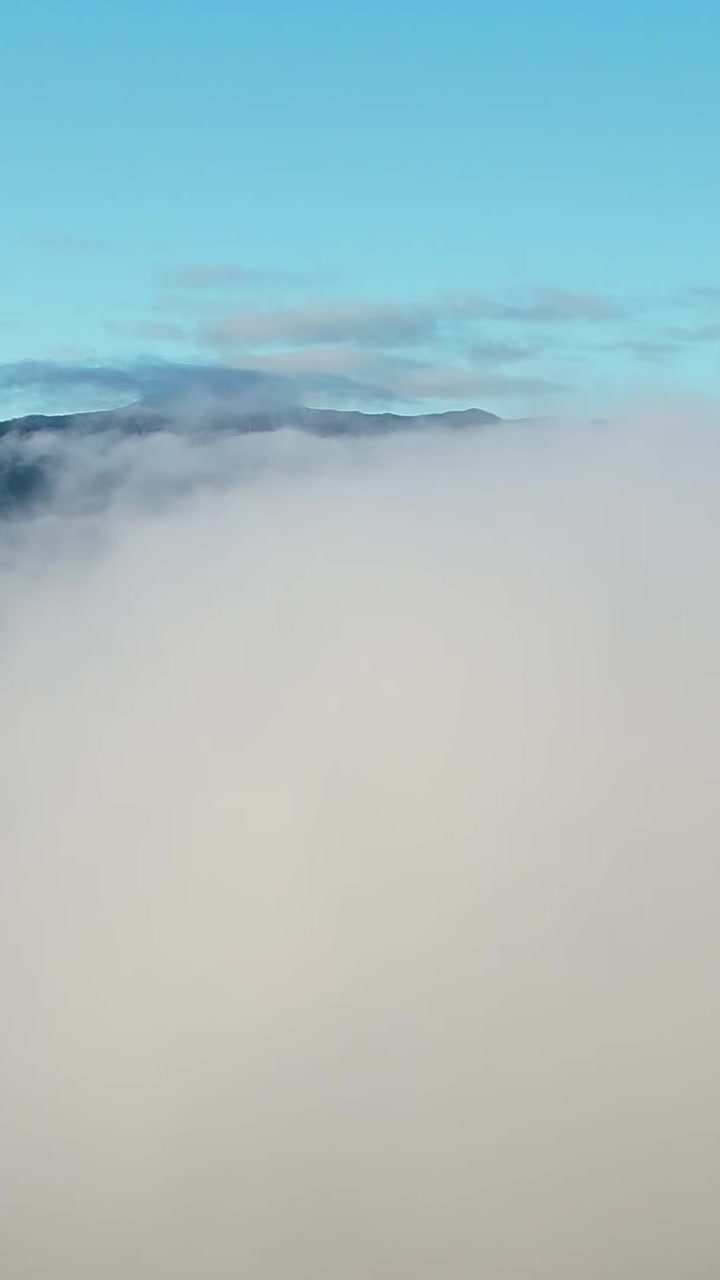 Skyer, der omfavner Alperne, fanget fra en drone i Italien