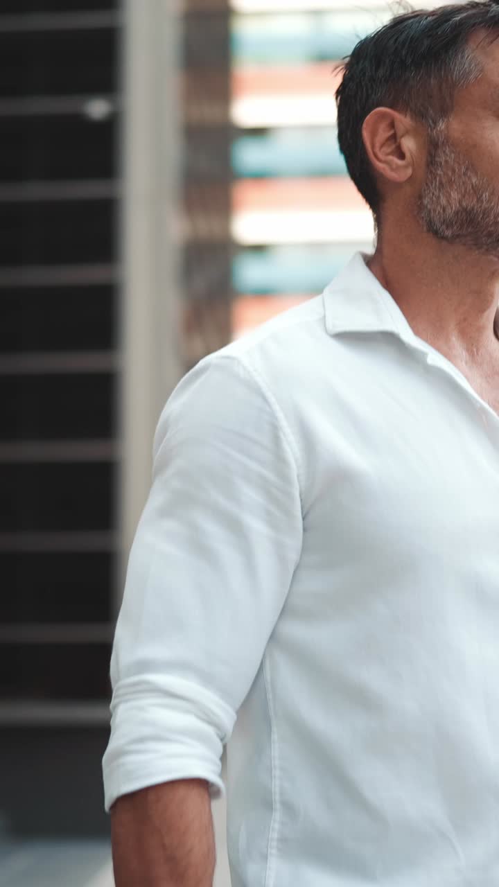 Hombre de camisa blanca