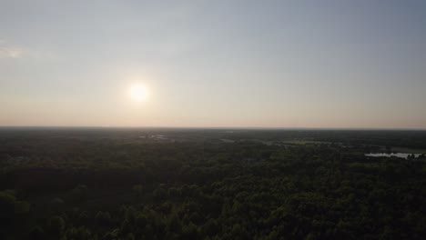 Toma-Aérea-De-Una-Hermosa-Puesta-De-Sol-Clara-En-Un-Amplio-Paisaje-Verde,-Ohio