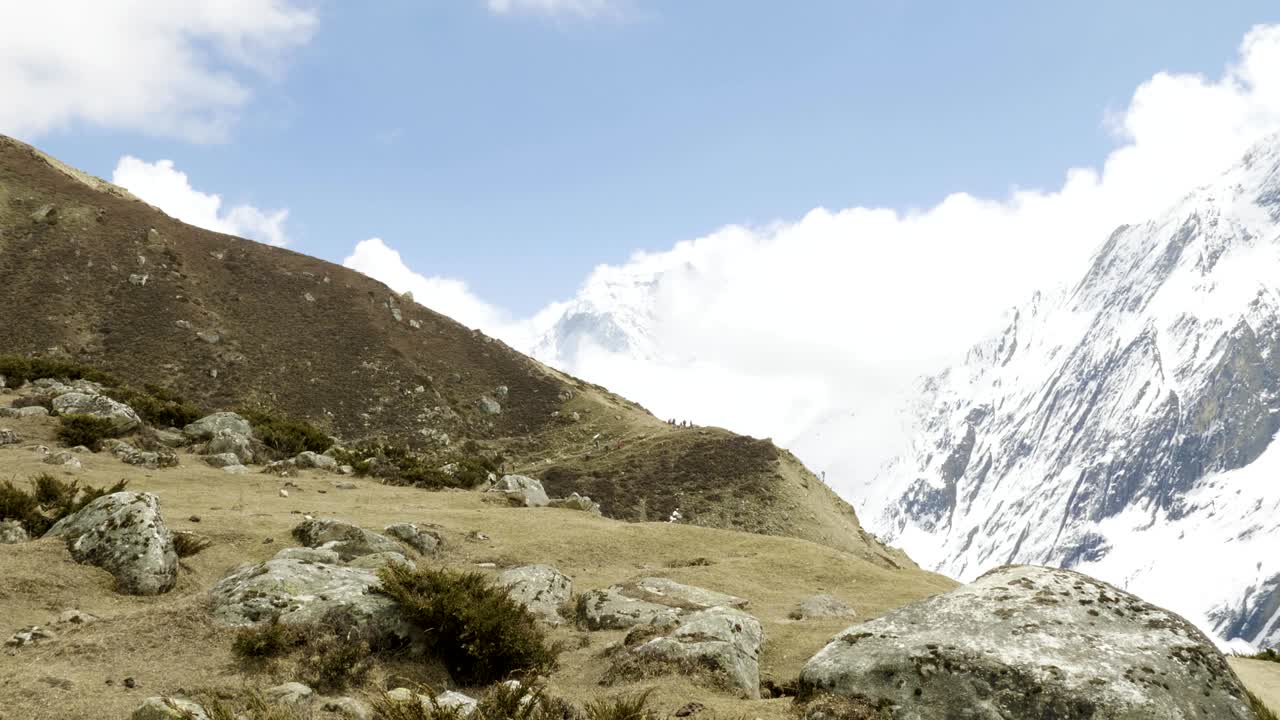 hay muchos mochileros en el paso de larke en nepal. área de manaslu.