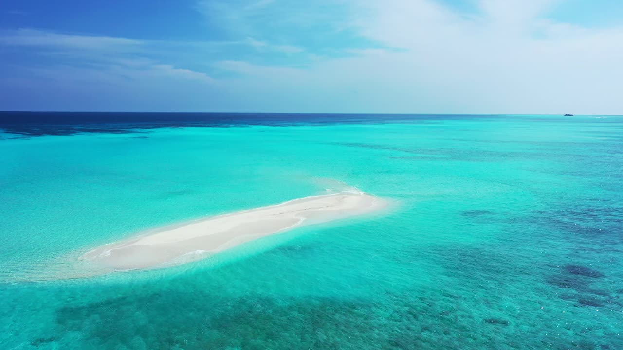 isla tropical deshabitada, hermosa playa de arena, atolón de arrecife de coral del mar caribeño