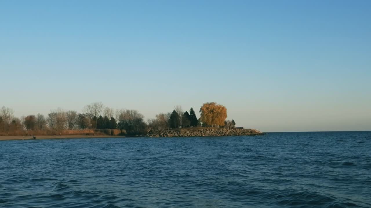 Schöne Landschaft mit Strandwellen im Herbst. Statisch.