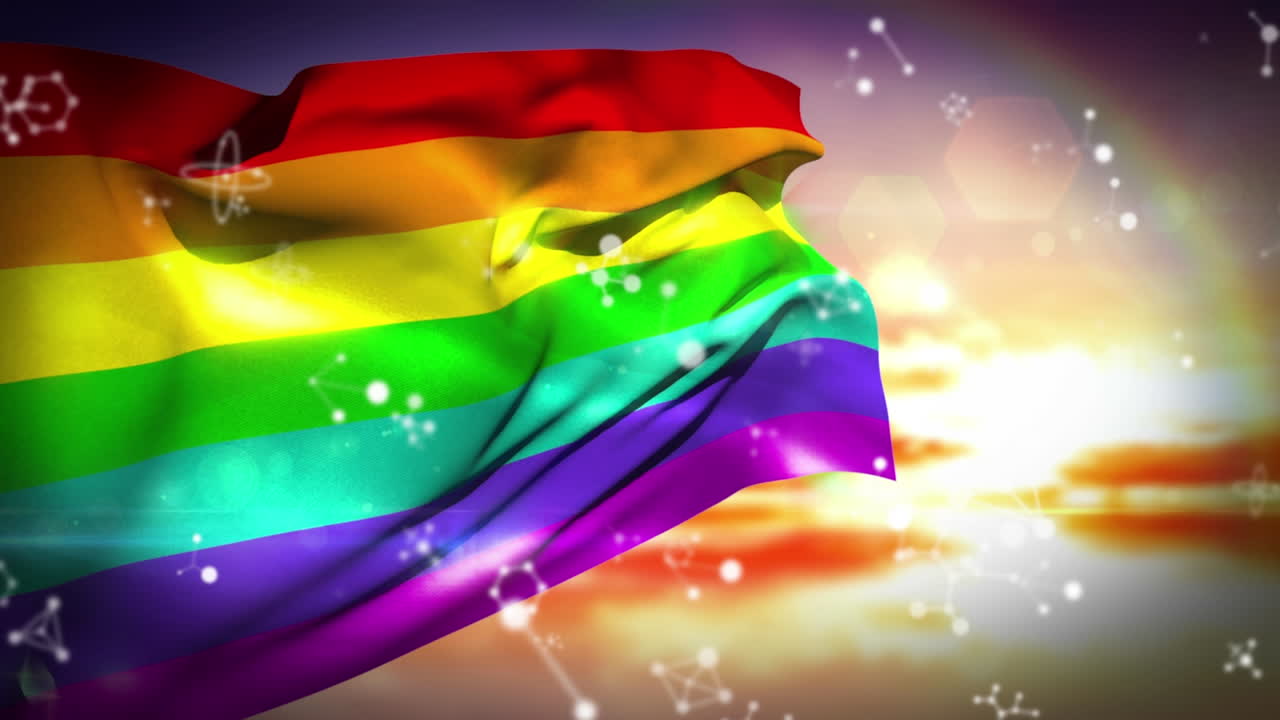 animación de la bandera del arco iris sobre el cielo y nublado