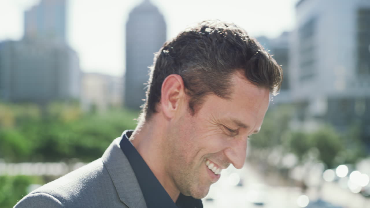 un apuesto joven hombre de negocios con aspecto alegre