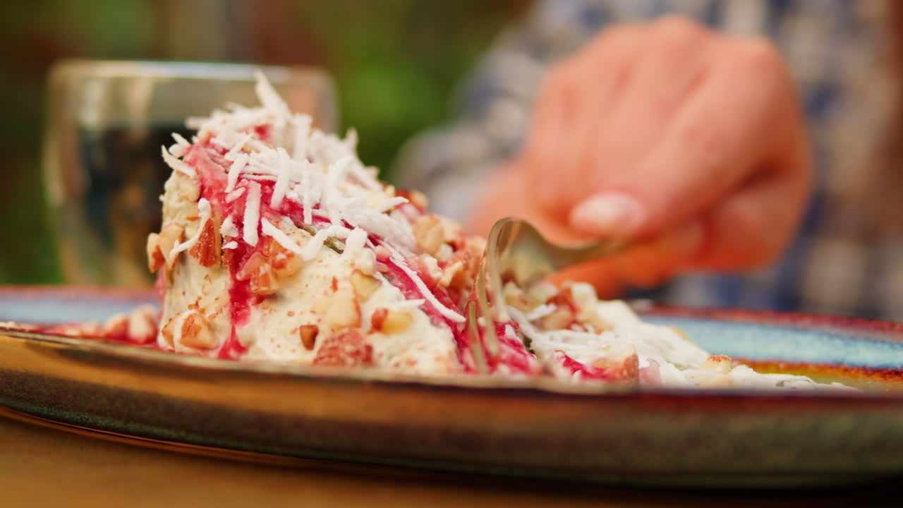 야외에서 케이크 한 조각을 먹는 여자