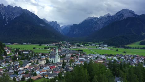 Church-of-San-Giovanni-Battista,-Dolomites,-Toblach,-Dobbiaco,-Puster-Valley,-Bolzano,-South-Tyrol,-Italy,-September-2021