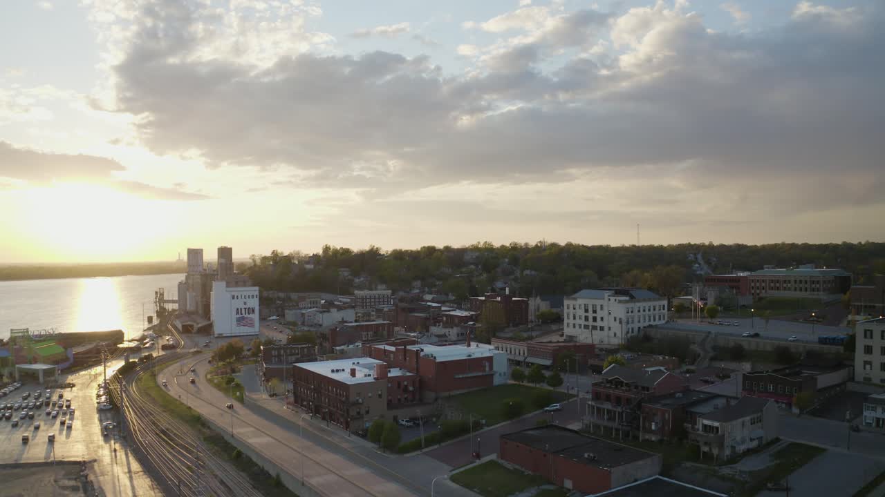 drone arial shot de alton illinois durante la puesta de sol a lo largo del mississippi