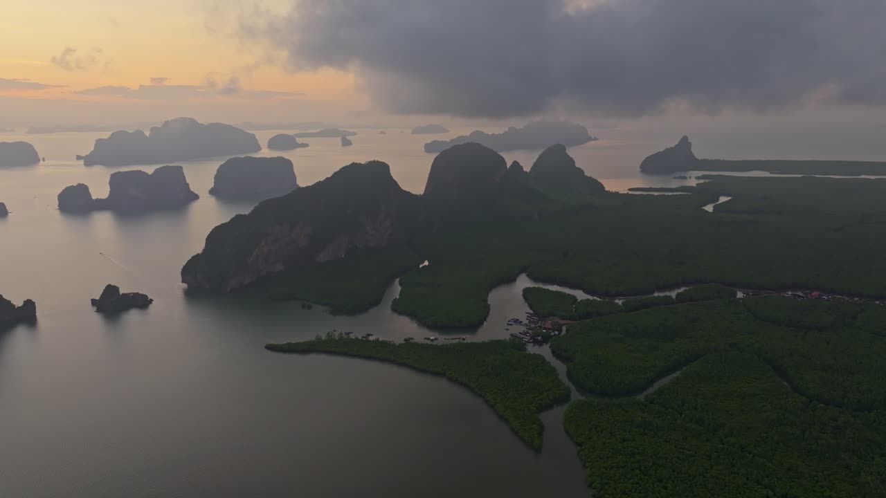 Berømte kalkstensøer gløder i morgensolen, Thailand