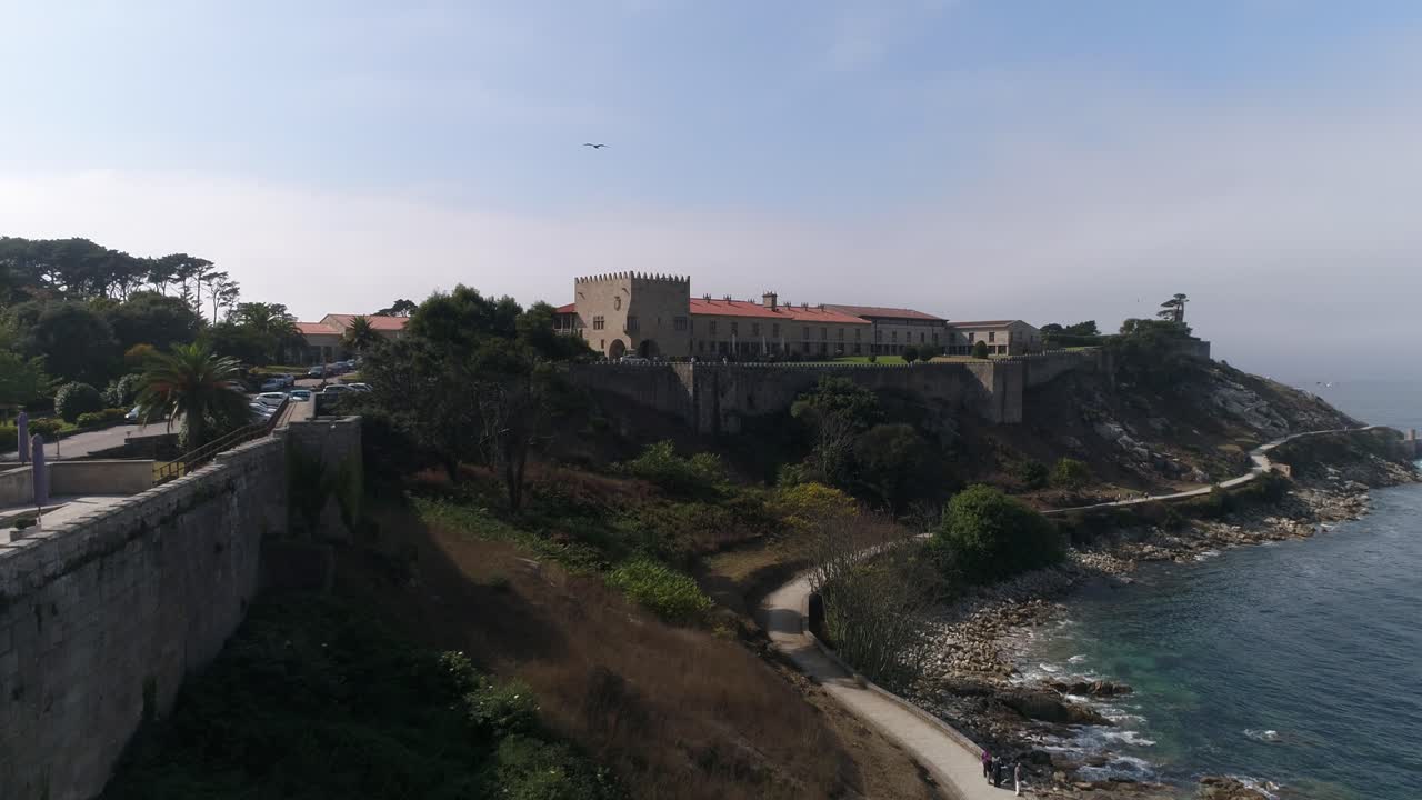 Veduta aerea della città costiera spagnola di Baiona