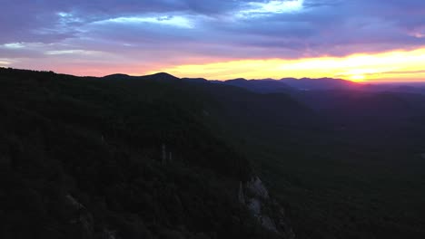 Lebhafter-Sonnenaufgang-über-Den-Bergen-In-Der-Nähe-Der-Hübschen-Ortskapelle,-Filmische-Drohne,-Fred-W